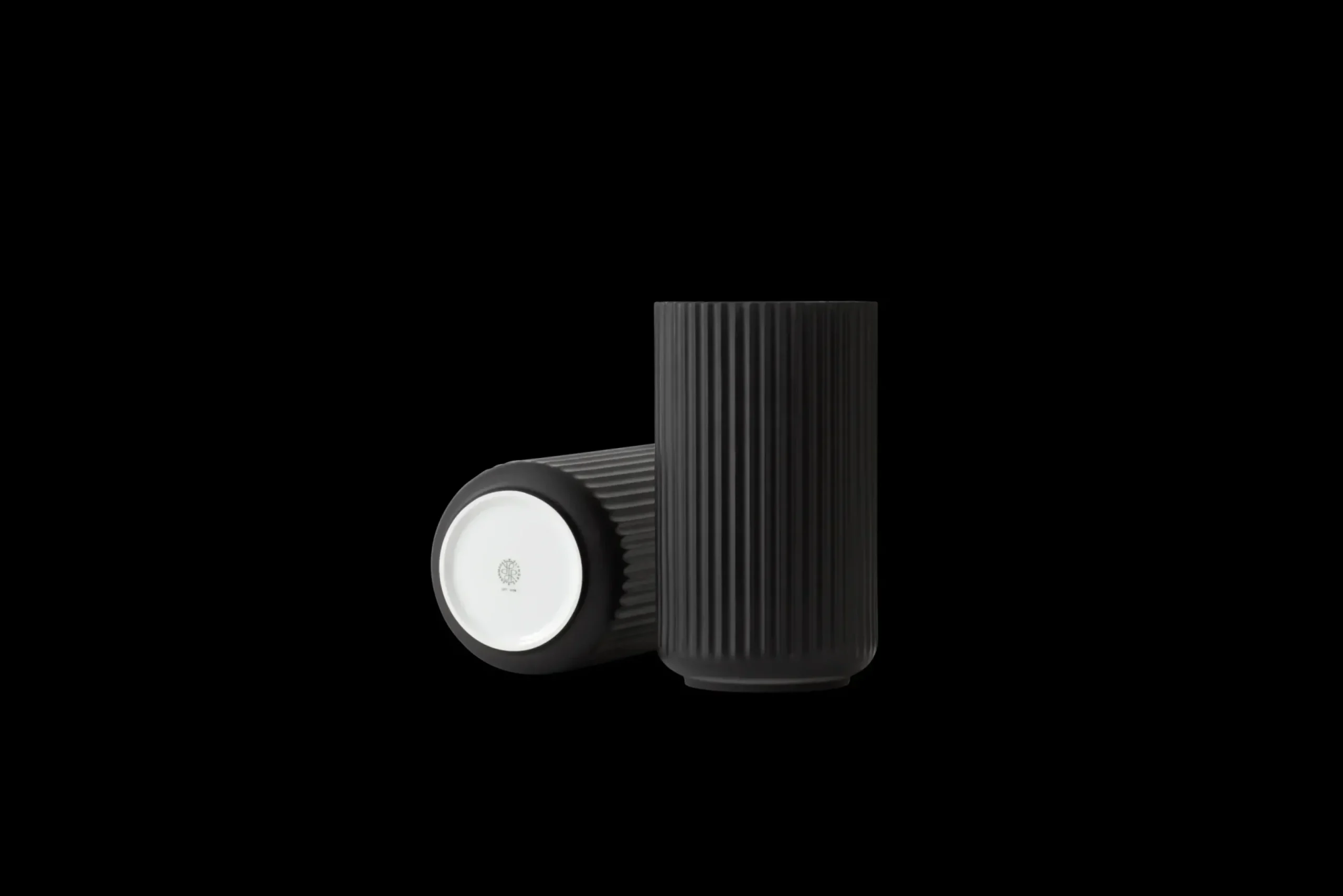 Lyngby Porcelæn Lyngby Vase H20.5 sort porcelæn | Køb her